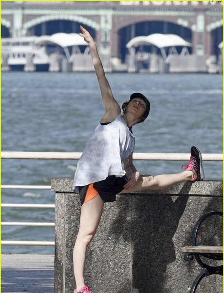 Ellie Kemper star nudes photos