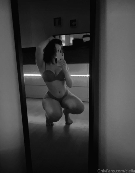 Cjella model hot image