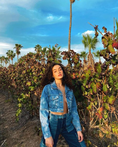 Liraz Nomdar porn model pics