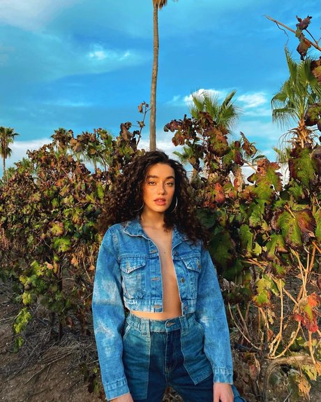 Liraz Nomdar pornographic actress picture