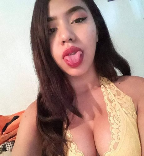 iNoheli model naked photo