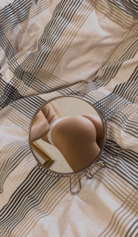 Libi Azar naked model photos