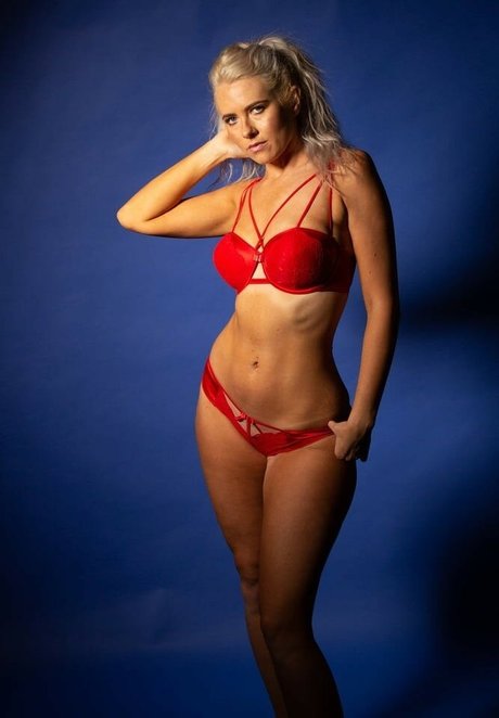 Amber BarelyTeased xxx model photo