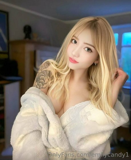 emilycandy1 star naked picture