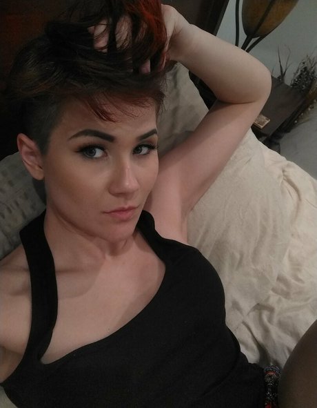 adalindgrayxo model high quality pics