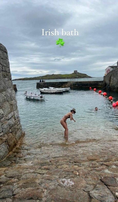 Shelley Hennig hot star image