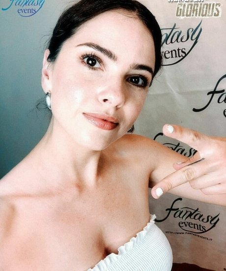 Shelley Hennig star best pic