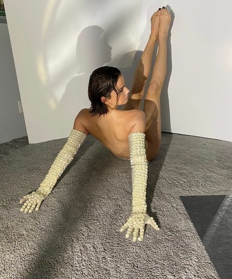 Shelley Hennig art model photo