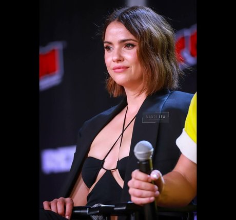 Shelley Hennig hd star pics
