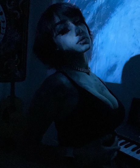 Redroomromance model exclusive photos