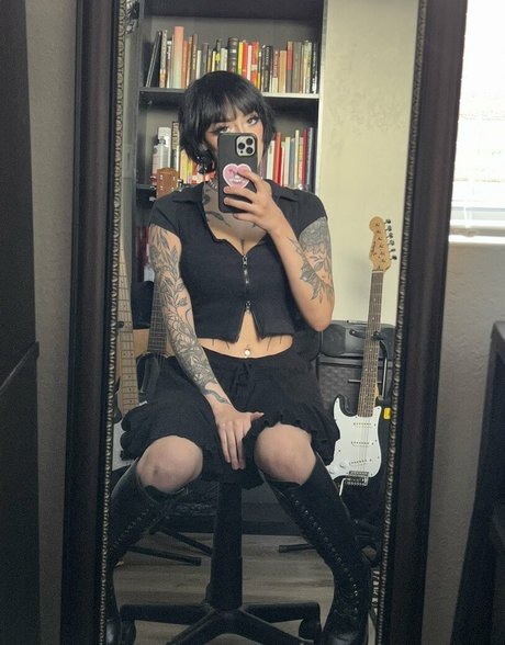 Redroomromance model exclusive galleries