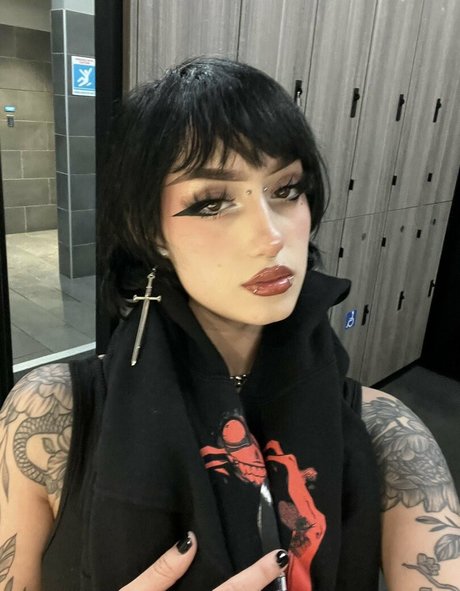 Redroomromance adult star image