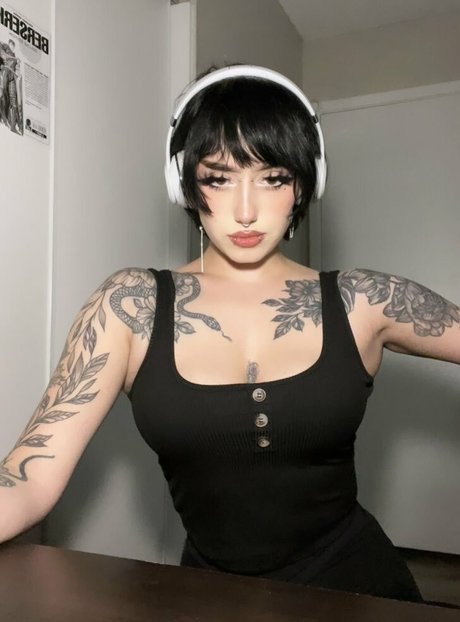 Redroomromance star nude pics