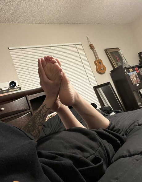 Redroomromance exclusive model img