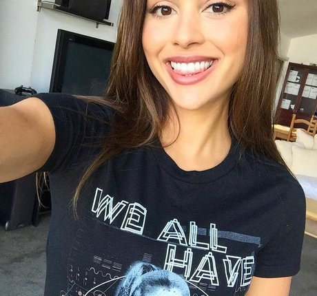 Lindsey Morgan top star pic