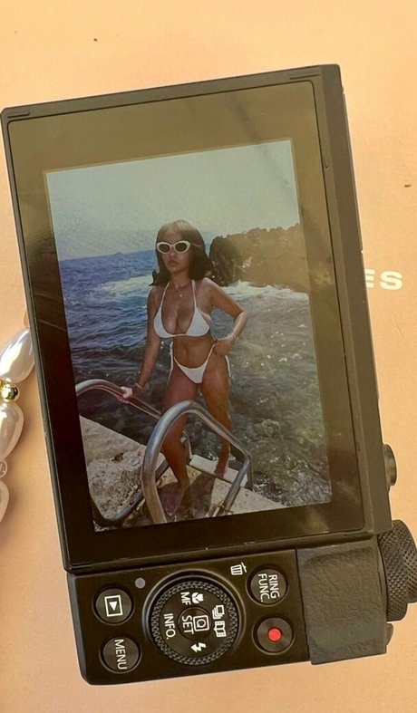 Daphne Blunt model nude image