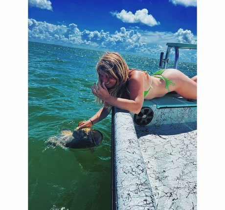 female influencer onlyfans adult archive