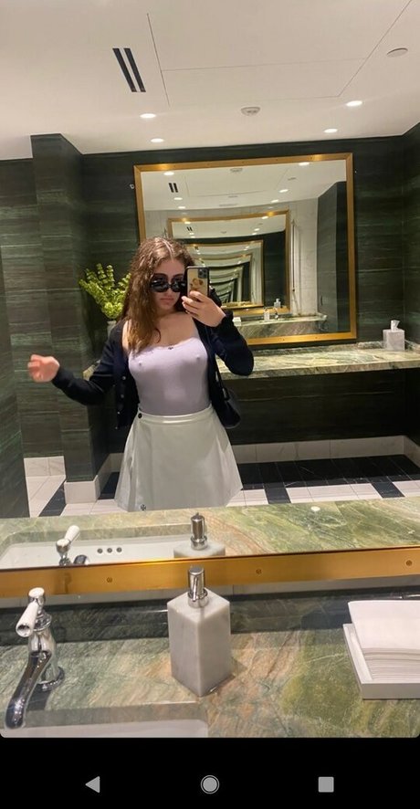 Rachel Anne Sennott model porn pictures