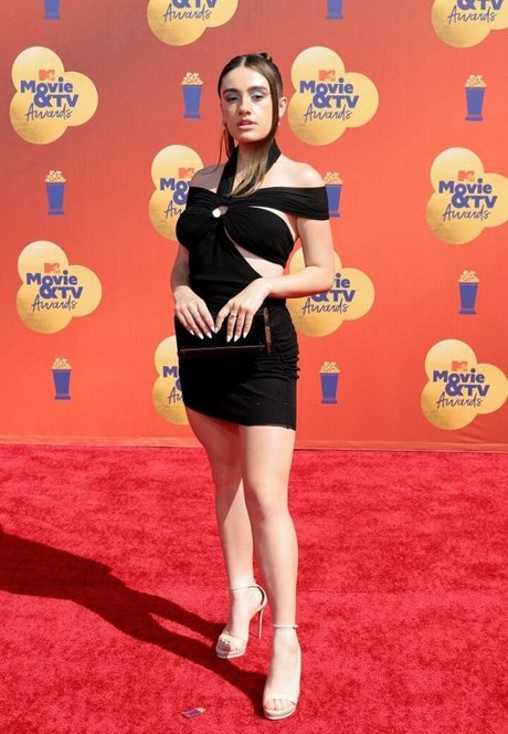 Rachel Anne Sennott nudes model images