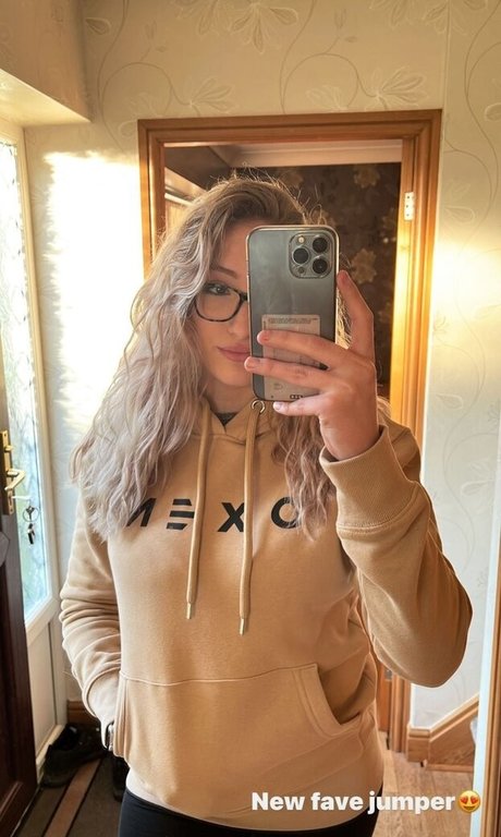 Caitlin Beevers model pic