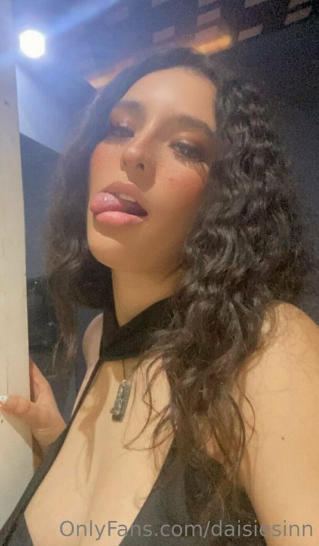 daisiesinn model hd picture