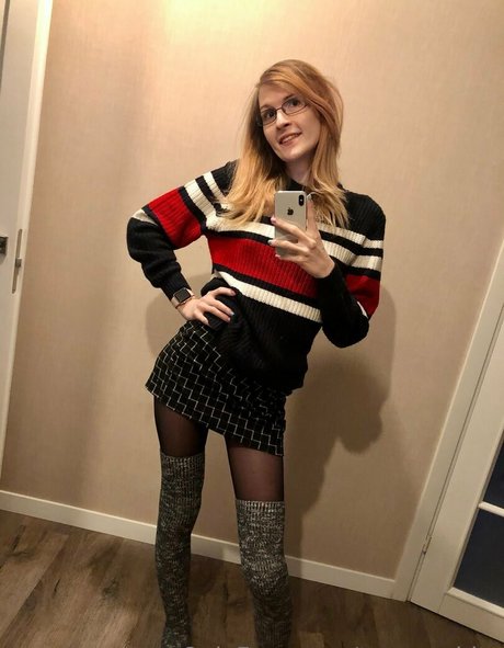 ts avy white high quality actress picture