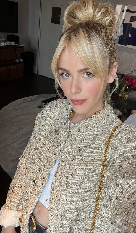 Kiernan Shipka sexy actress gallery