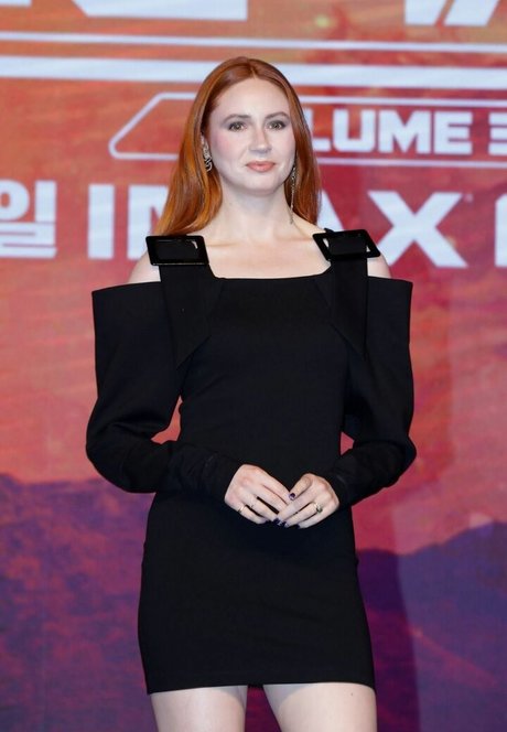 Karen Gillan sexy star gallery