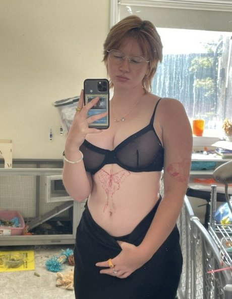 Luvliii naked model pic