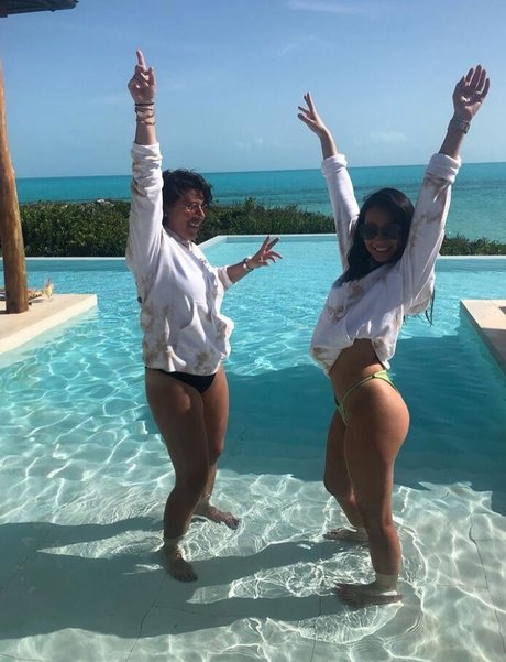 Olivia Munn erotic actress pic