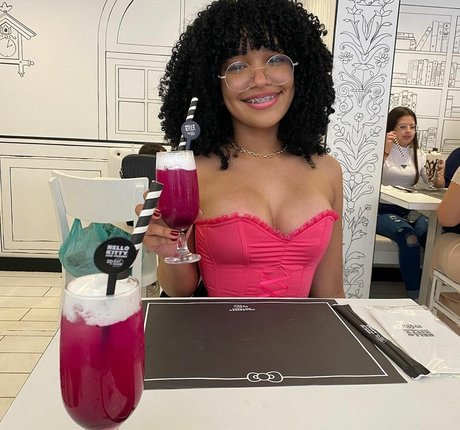 Marycuriell model art photo