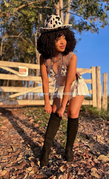 Marycuriell model free image