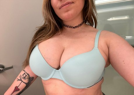 Curvyllama naked model galleries