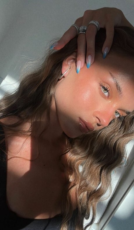 curvy shemale onlyfans free porn picture