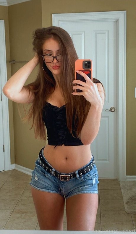 luweazl naked pornstar pics