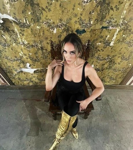 Chelsea Green model pretty img