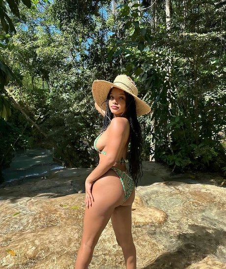 Halle Bailey sexy model image