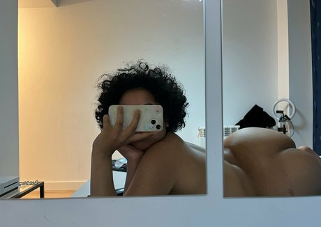 deliciussscurly exclusive model pic