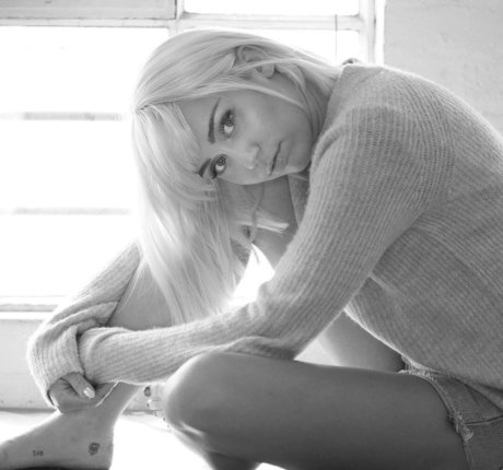 Miley Cyrus pretty actress photos