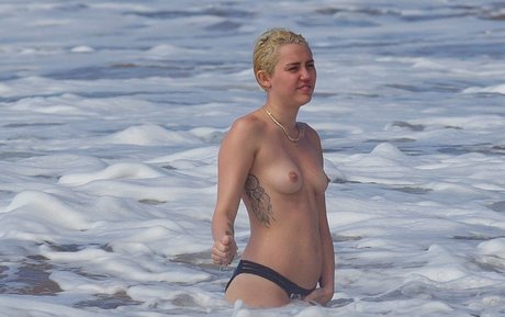 Miley Cyrus model nude img