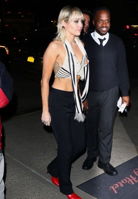 Miley Cyrus adult actress photos