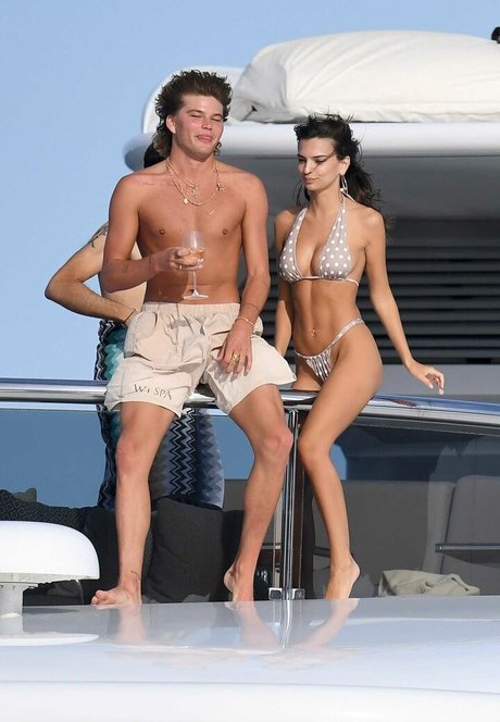 Emily Ratajkowski Profile