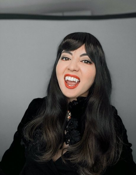 female influencer onlyfans naked images