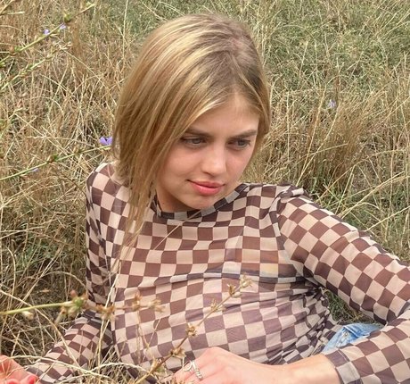 sandrateeny model erotic image