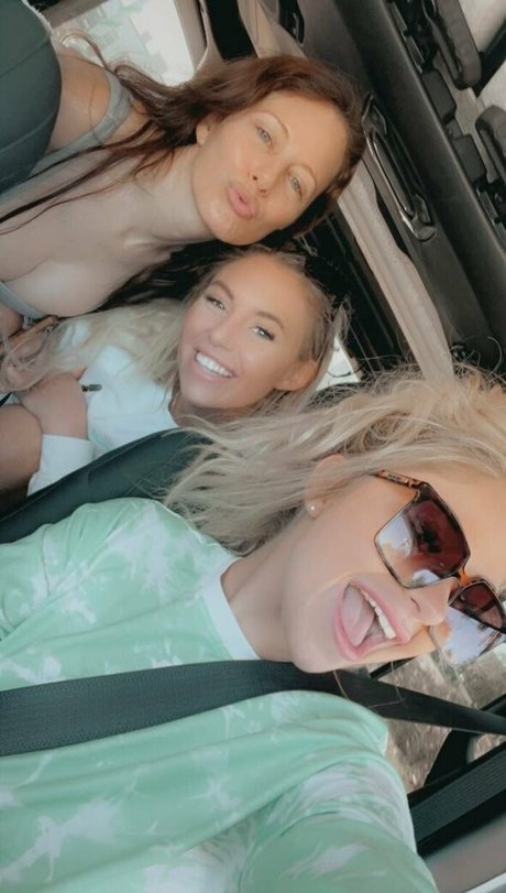 busty mom onlyfans sexy photo