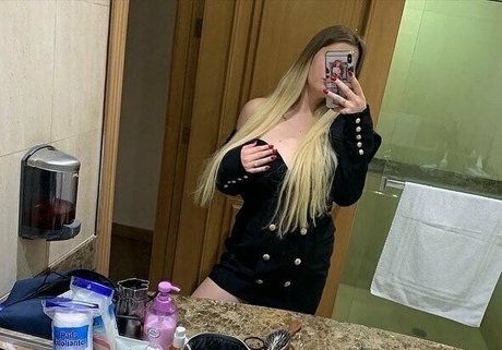 female influencer onlyfans beautiful nude picture