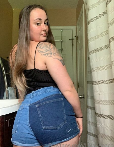 LolaxPeach pornstar pretty pic