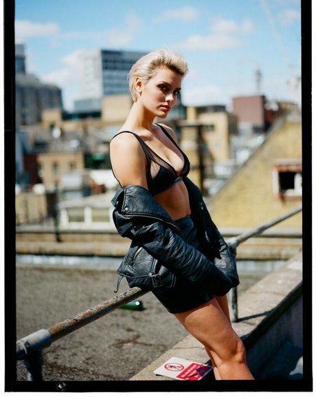 Wallis Day pretty actress pictures