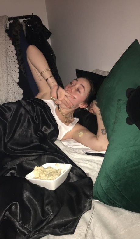 Noah Cyrus exclusive pornstar images