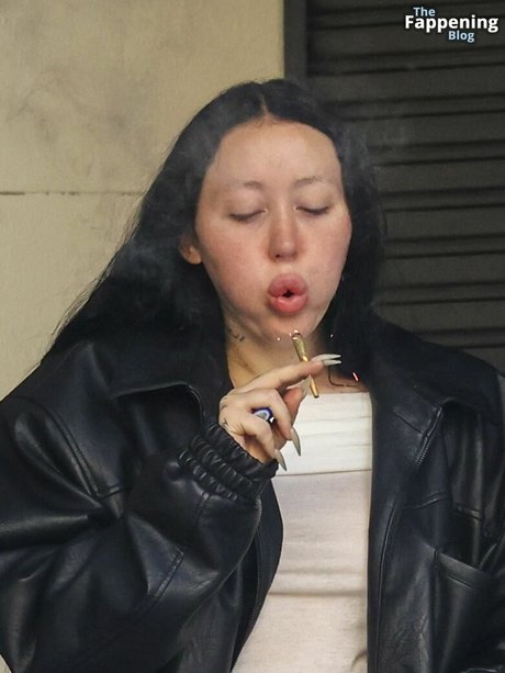 Noah Cyrus model erotic images